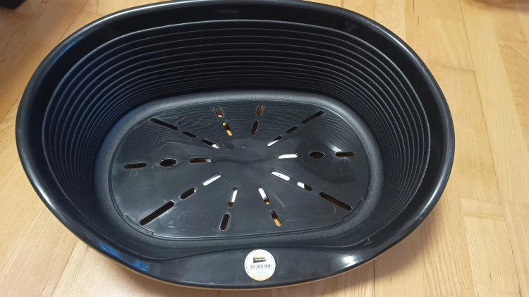 Czarne plastikowe legowisko kosz dla małego psa i kota Ferplast Siesta Deluxe 2 rozmiar XS