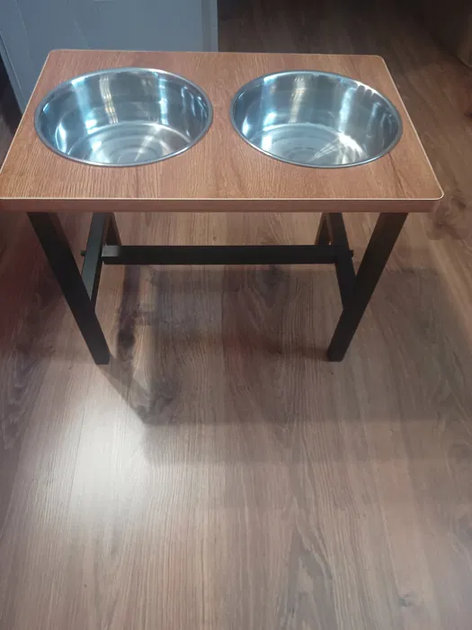 Podwójne metalowe miski dla psa na podwyższonym drewnianym stojaku w stylu retro loft
