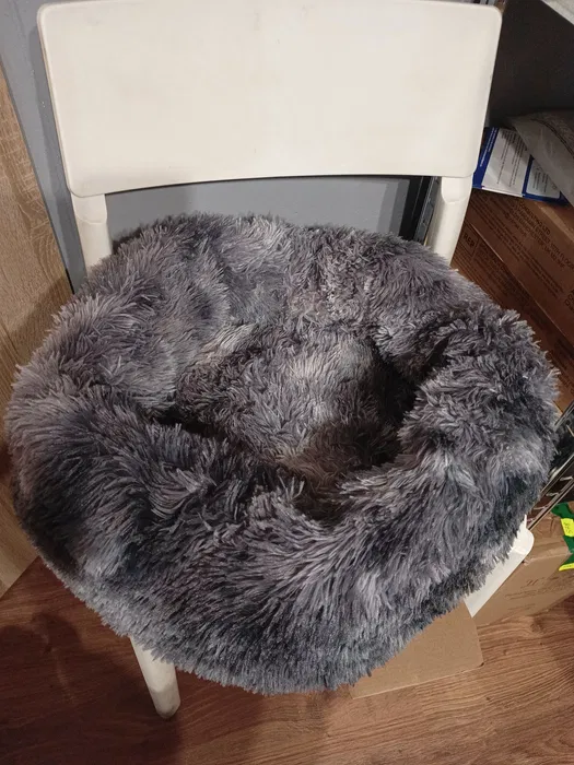 Okrągłe puszyste legowisko uspokajające dla psa i kota o średnicy 50 cm