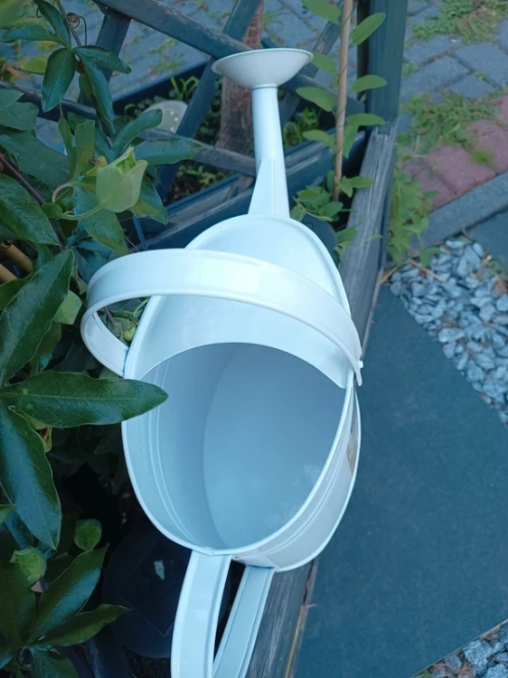Piękna biała metalowa konewka o pojemności 5 litrów nowoczesny design