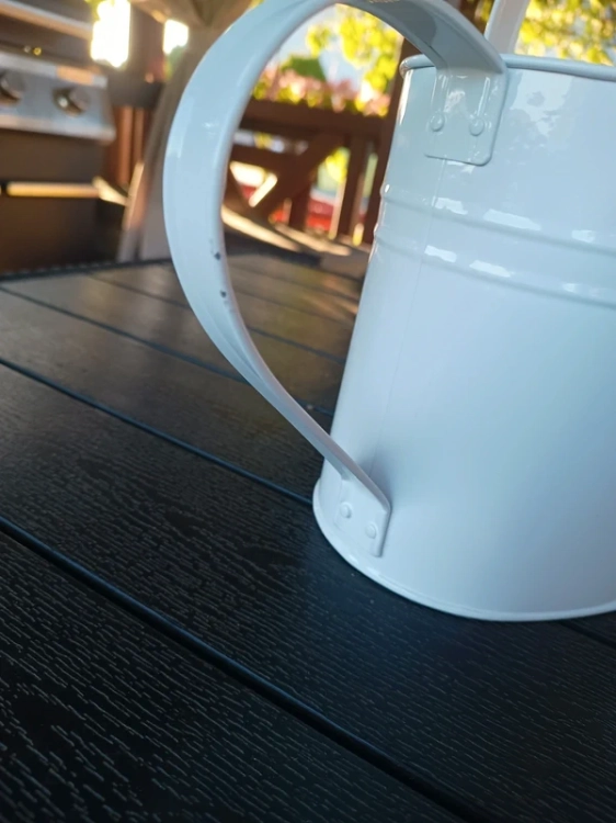 Piękna biała metalowa konewka o pojemności 5 litrów nowoczesny design