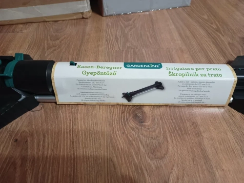 Nowy oryginalny zraszacz wahadłowy do trawnika Gardenline na aluminiowej podstawie