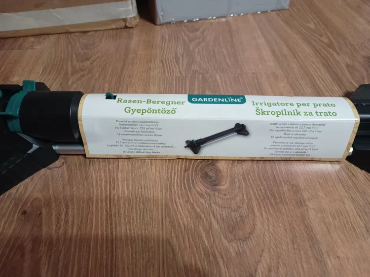 Nowy oryginalny zraszacz wahadłowy do trawnika Gardenline na aluminiowej podstawie