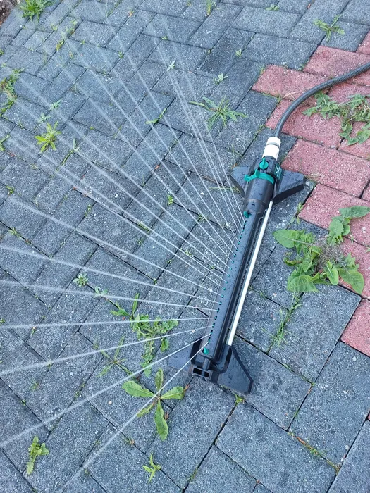 Nowy oryginalny zraszacz wahadłowy do trawnika Gardenline na aluminiowej podstawie