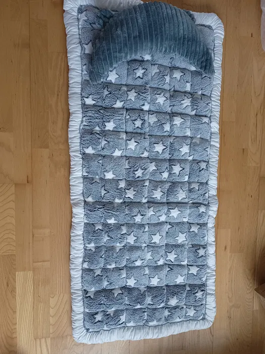 Ochronna mata dla psa z poduszką Mavicen na tylne siedzenie samochodu o szerokości 137 cm