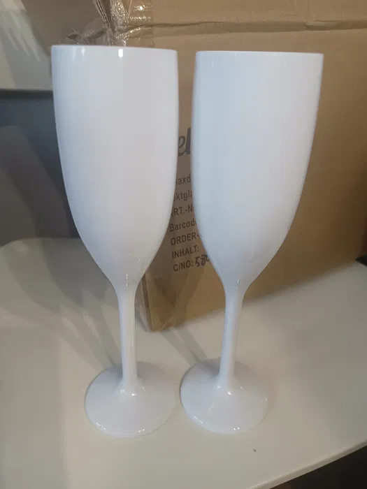 Zestaw dwunastu białych plastikowych kieliszków do szampana i wina Relaxdays
