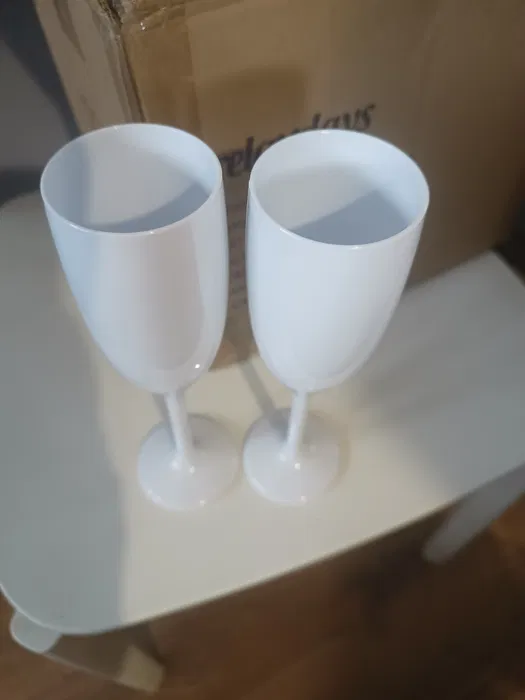 Zestaw dwunastu białych plastikowych kieliszków do szampana i wina Relaxdays