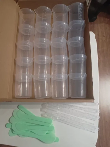 Zestaw 20 przezroczystych plastikowych kubków pomiarowych 100 ml ze szpatułkami i pipetami