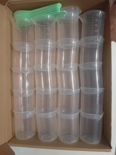 Zestaw 20 przezroczystych plastikowych kubków pomiarowych 100 ml ze szpatułkami i pipetami
