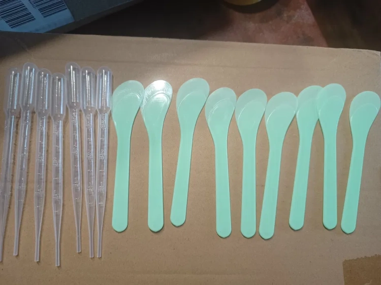 Zestaw 20 przezroczystych plastikowych kubków pomiarowych 100 ml ze szpatułkami i pipetami
