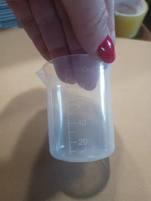 Zestaw 20 przezroczystych plastikowych kubków pomiarowych 100 ml ze szpatułkami i pipetami