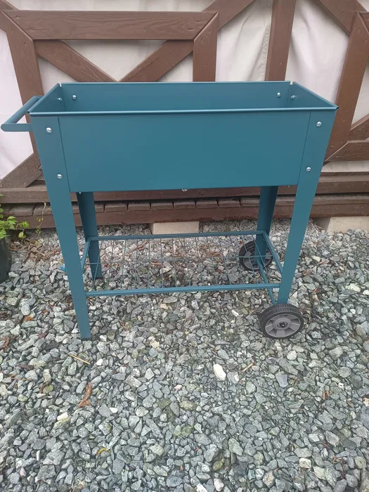 Ciemnozielony metalowy mobilny wózek donica na sadzonki i zioła na kółkach 84,5x45 cm