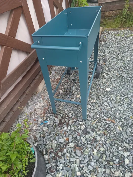 Ciemnozielony metalowy mobilny wózek donica na sadzonki i zioła na kółkach 84,5x45 cm