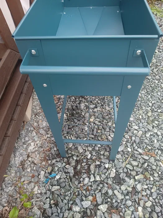 Ciemnozielony metalowy mobilny wózek donica na sadzonki i zioła na kółkach 84,5x45 cm