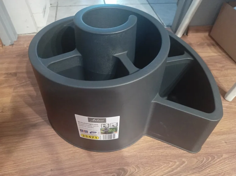 Czarny plastikowy kwietnik ogrodowy w kształcie spirali