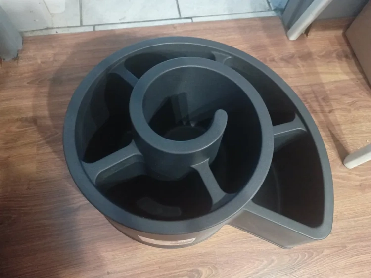 Czarny plastikowy kwietnik ogrodowy w kształcie spirali