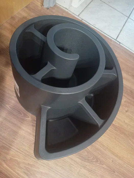 Czarny plastikowy kwietnik ogrodowy w kształcie spirali
