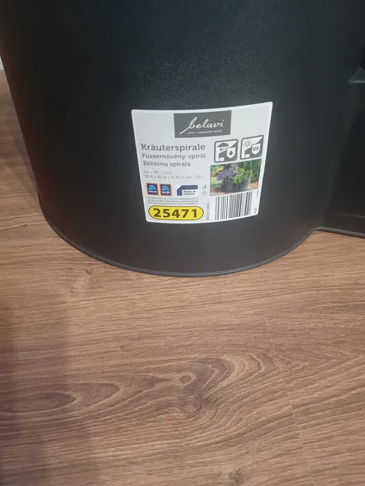 Czarny plastikowy kwietnik ogrodowy w kształcie spirali