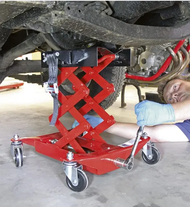 Czerwony metalowy podnośnik podłogowy do skrzyni biegów 200 kg mechanizm nożycowy