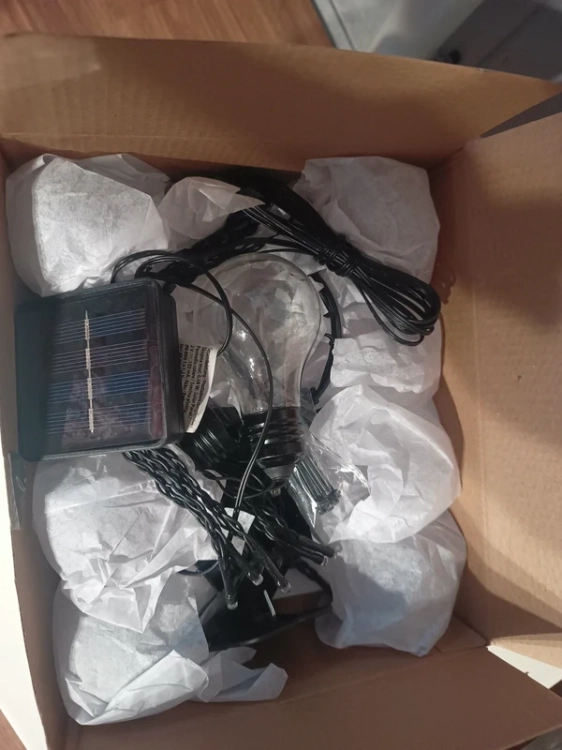 Solarne lampki kaskadowe żarówki rozłożone pod poszyciem parasola ogrodowego