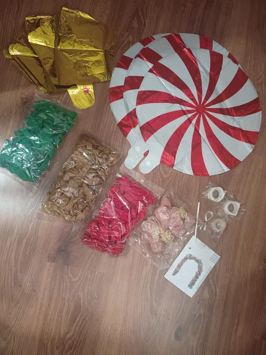 Czerwono-zielono-złoty łuk girlanda z 248 balonów i złotych gwiazd jako ścianka na przyjęcie