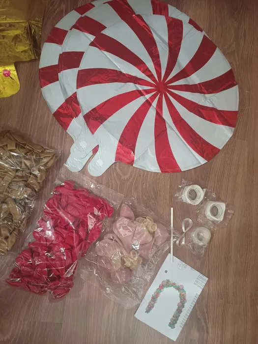 Czerwono-zielono-złoty łuk girlanda z 248 balonów i złotych gwiazd jako ścianka na przyjęcie