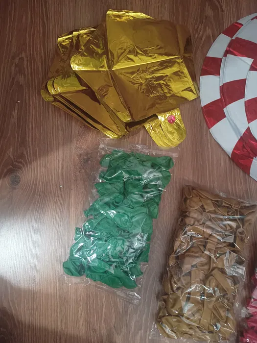 Czerwono-zielono-złoty łuk girlanda z 248 balonów i złotych gwiazd jako ścianka na przyjęcie