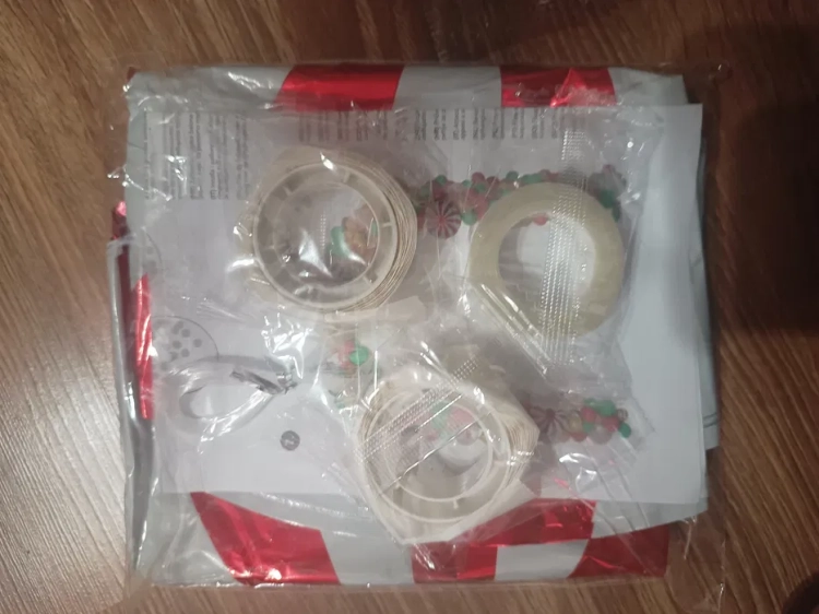 Czerwono-zielono-złoty łuk girlanda z 248 balonów i złotych gwiazd jako ścianka na przyjęcie