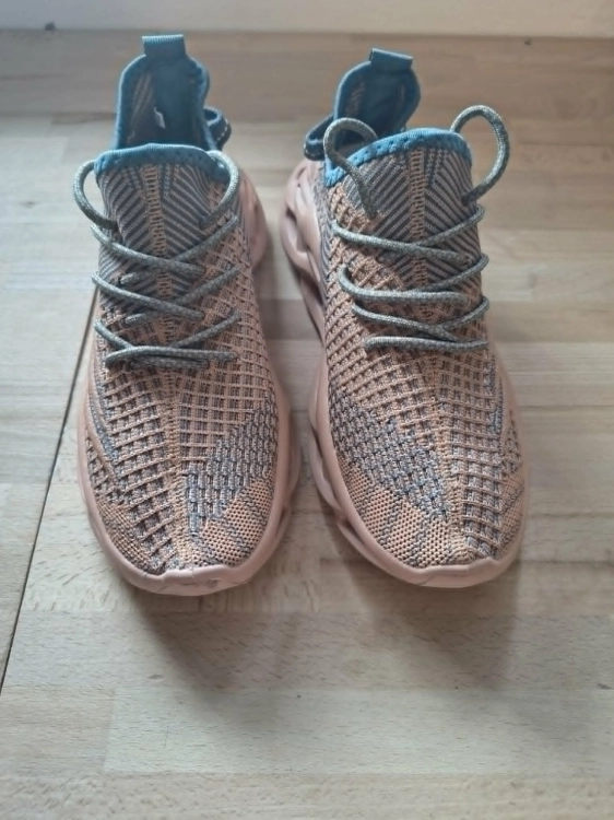 Lekkie i modne buty sportowe do biegania oraz fitnessu z serii L T