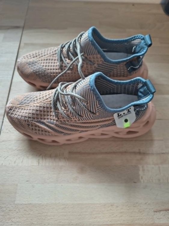 Lekkie i modne buty sportowe do biegania oraz fitnessu z serii L T