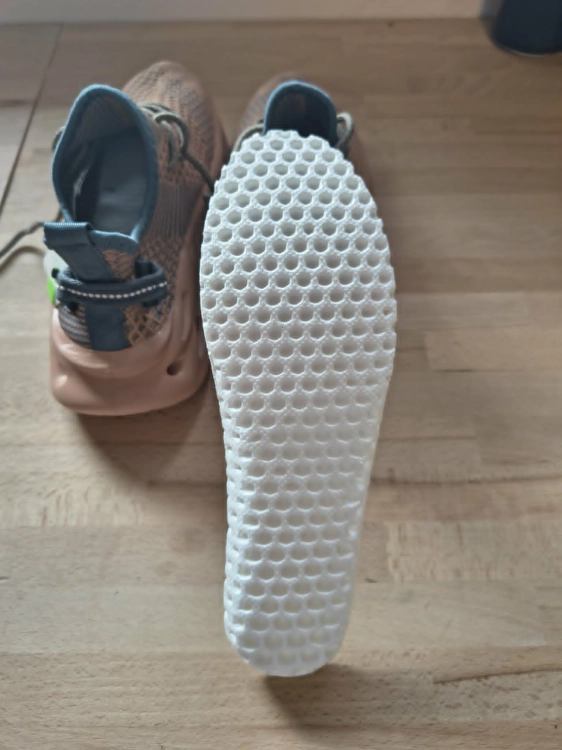 Lekkie i modne buty sportowe do biegania oraz fitnessu z serii L T