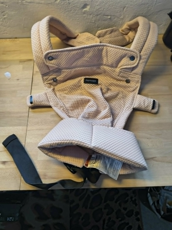 Ergonomiczne jasnoróżowe nosidełko dla dziecka Momcozy PureHug Air Mesh