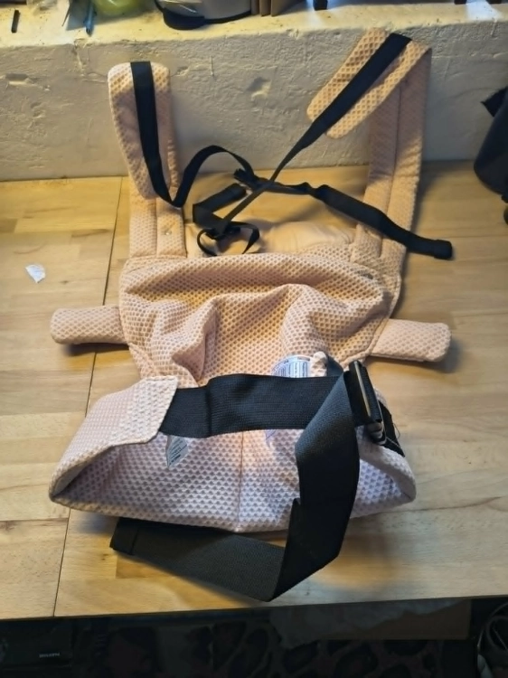 Ergonomiczne jasnoróżowe nosidełko dla dziecka Momcozy PureHug Air Mesh