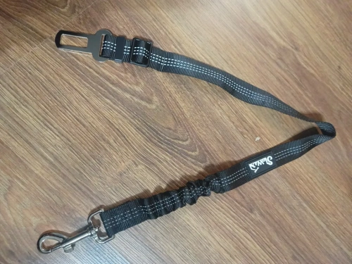 Czarny nylonowy pas bezpieczeństwa dla psa do samochodu SlowTon o długości 70 cm