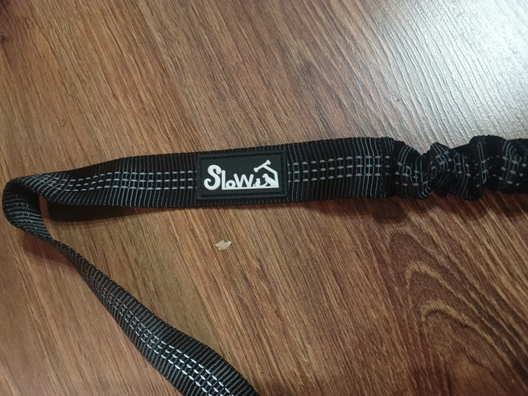 Czarny nylonowy pas bezpieczeństwa dla psa do samochodu SlowTon o długości 70 cm