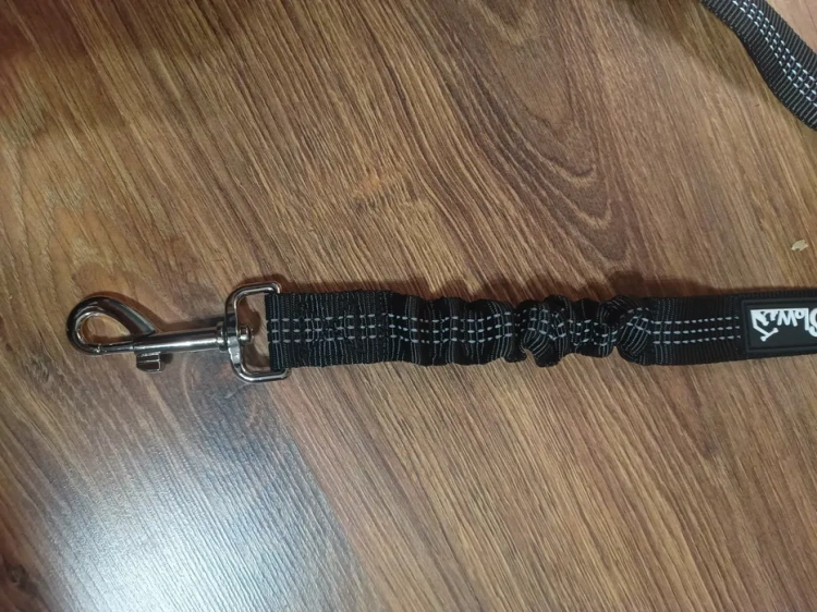 Czarny nylonowy pas bezpieczeństwa dla psa do samochodu SlowTon o długości 70 cm