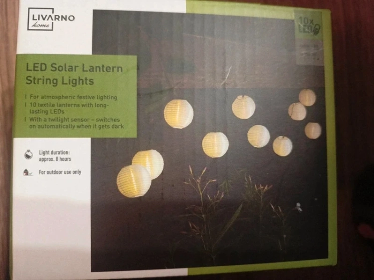 Girlanda solarna Livarno z dziesięcioma materiałowymi białymi latarenkami LED