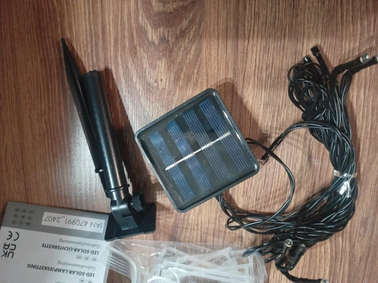 Girlanda solarna Livarno z dziesięcioma materiałowymi białymi latarenkami LED