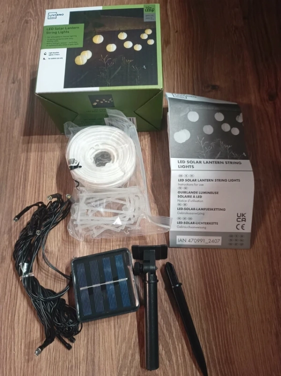 Girlanda solarna Livarno z dziesięcioma materiałowymi białymi latarenkami LED