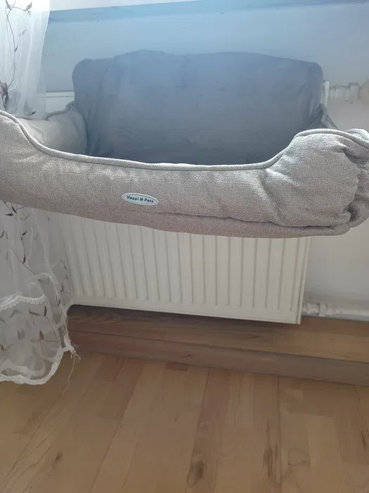 Szare podwieszane legowisko hamak dla kota Happi N Pets z metalowymi hakami