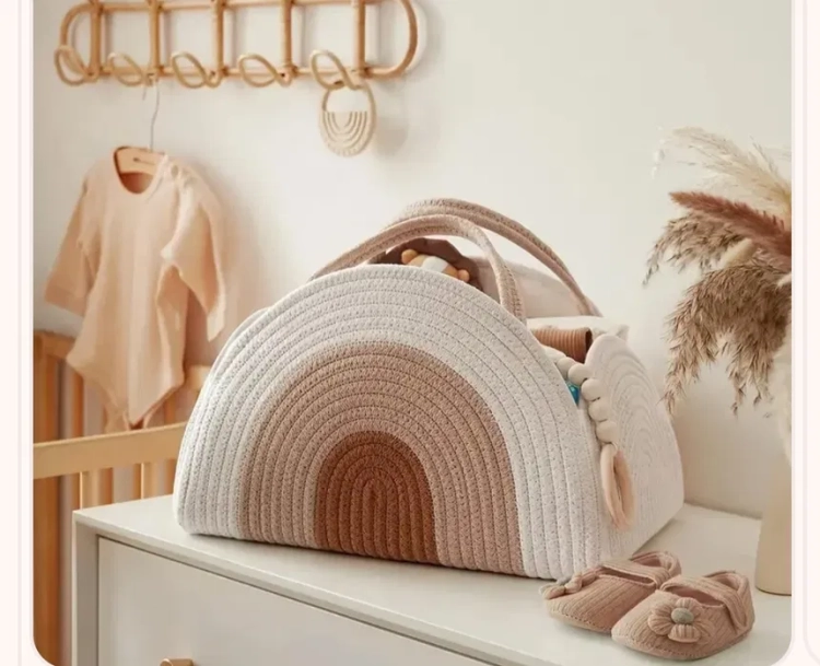 Pleciony bawełniany koszyk Tęcza w stylu Boho z dwoma uchwytami z liny