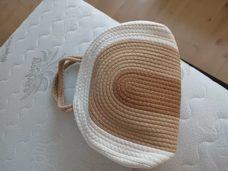 Pleciony bawełniany koszyk Tęcza w stylu Boho z dwoma uchwytami z liny