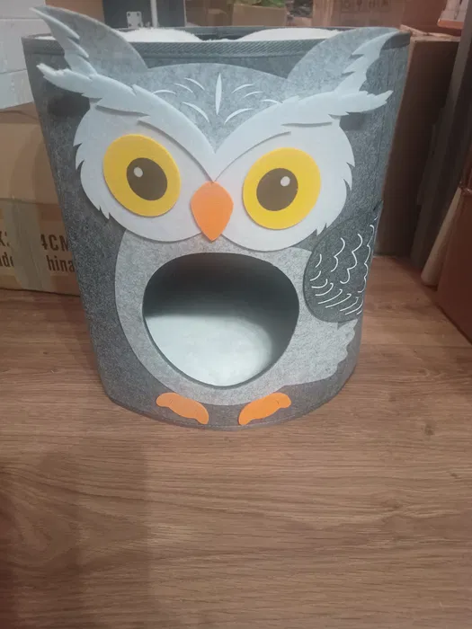 Szary dwupoziomowy filcowy domek dla kota Dripex Cat Cave z motywem sowy i kotami