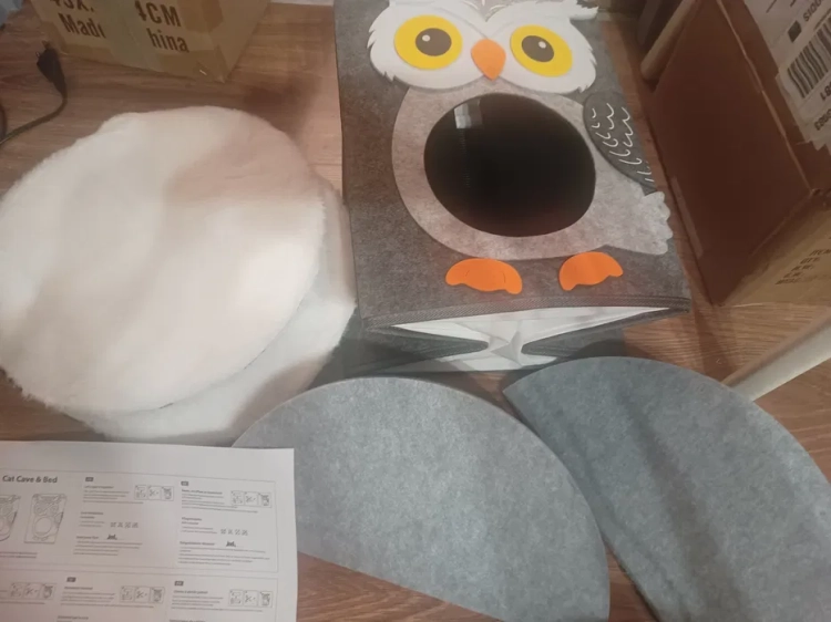 Szary dwupoziomowy filcowy domek dla kota Dripex Cat Cave z motywem sowy i kotami