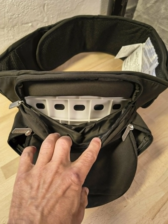 Czarne ergonomiczne nosidełko biodrowe 2w1 Momcozy z dzieckiem przodem do świata