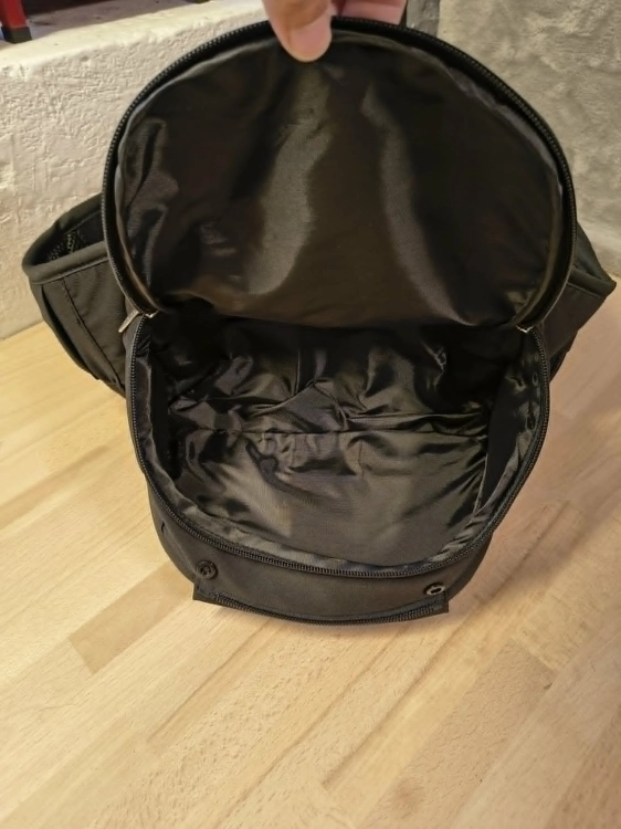 Czarne ergonomiczne nosidełko biodrowe 2w1 Momcozy z dzieckiem przodem do świata
