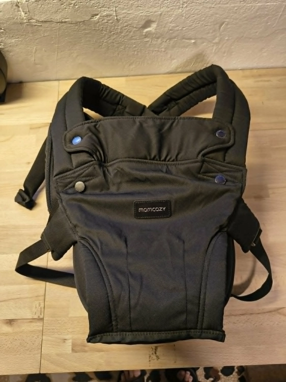 Czarne ergonomiczne nosidełko biodrowe 2w1 Momcozy z dzieckiem przodem do świata