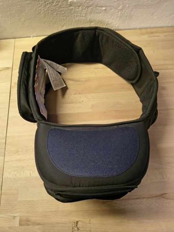 Czarne ergonomiczne nosidełko biodrowe 2w1 Momcozy z dzieckiem przodem do świata