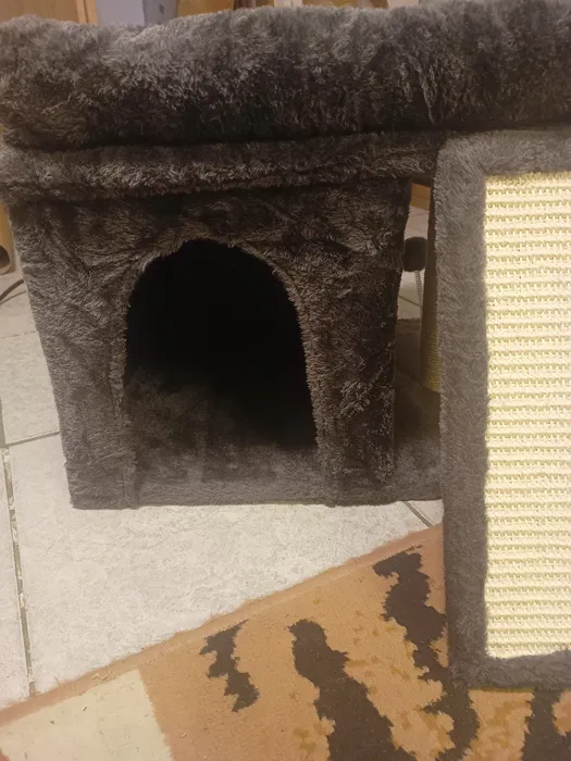 Kompaktowy szary drapak dla kota Aechonow z domkiem i legowiskiem o wysokości 40 cm