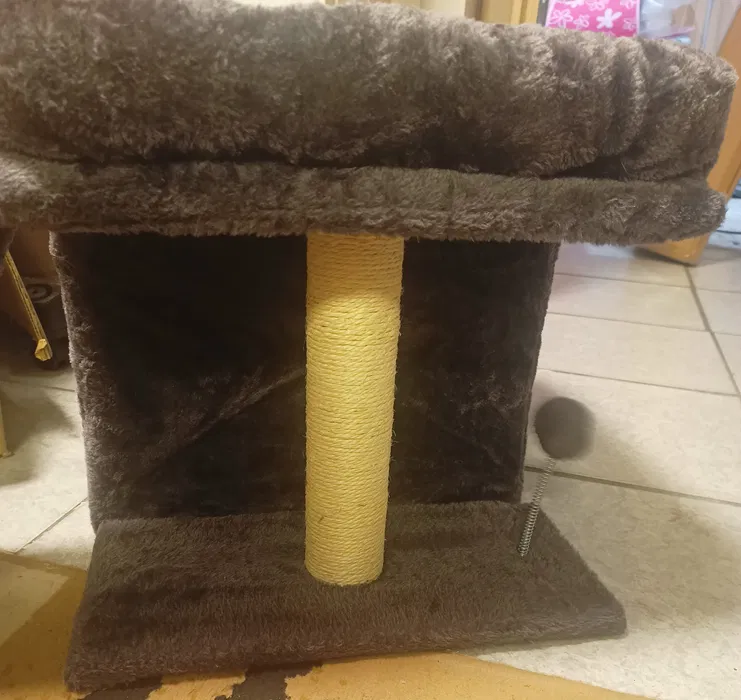 Kompaktowy szary drapak dla kota Aechonow z domkiem i legowiskiem o wysokości 40 cm